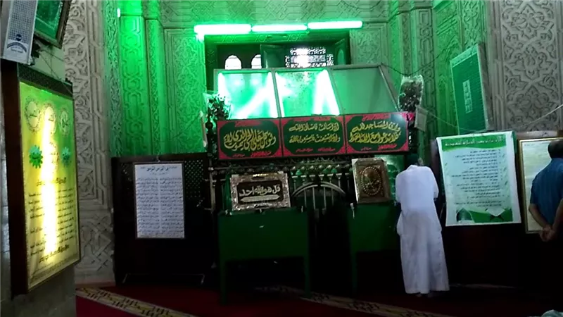ما حكم التوسل بالأنبياء والأولياء والصالحين وطلب المدد منهم؟ | فيديو