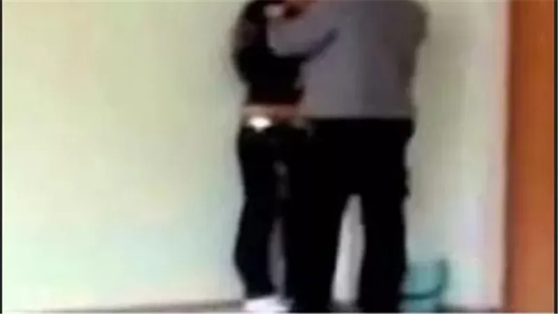 وضع مخل مع عاملة داخل الفصل.. تفاصيل استبعاد مدير مدرسة بالفيوم من منصبه