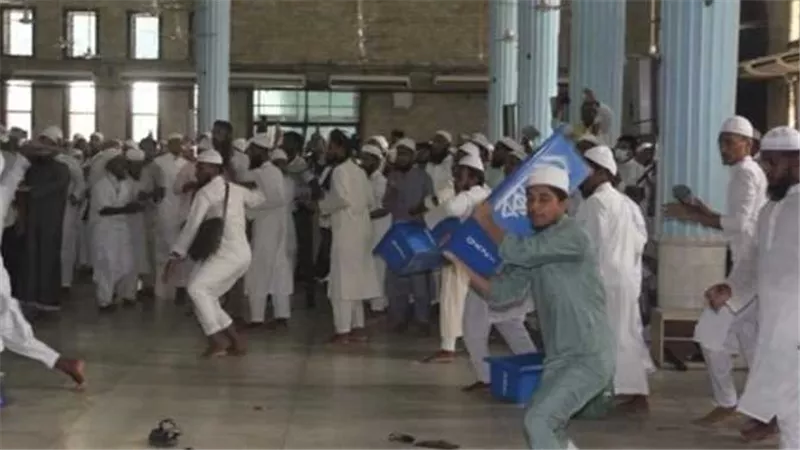 خلاف على الإمامة.. مشاجرة جماعية بين مصلين داخل مسجد | فيديو