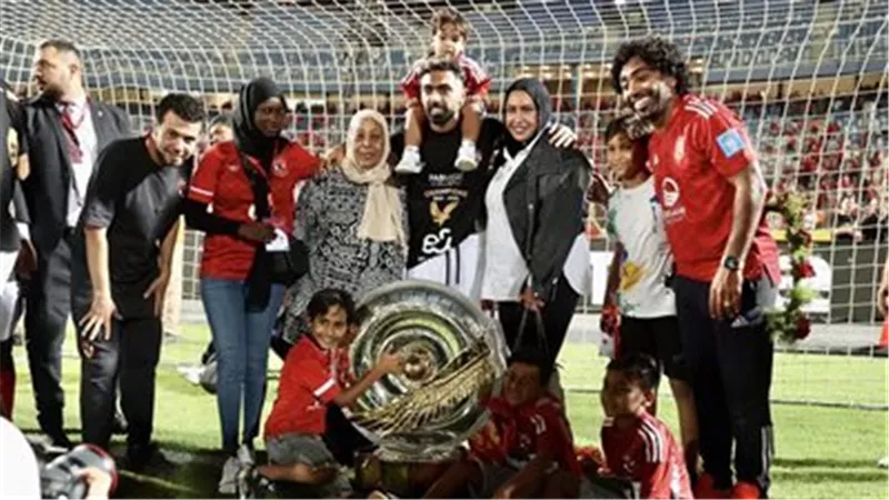بصحبة مربية أبنائه.. كيف احتفل حسين الشحات بدرع الدوري وماذا قال الأهلاوية؟