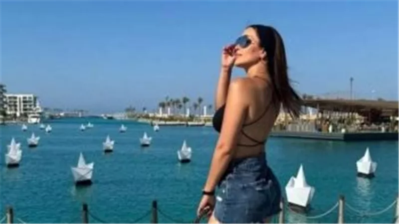 توب مكشوف وشورت.. نسرين طافش تشعل السوشيال ميديا بإطلالة جريئة | شاهد
