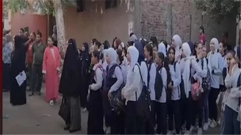 تحرك عاجل من التعليم بعد وقوف طلاب مدرسة طابور الصباح في الشارع