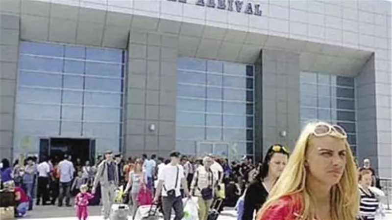 جنسها مختلف عن الباسبور.. حقيقة تعرض طفلة أجنبية لإساءة بمطار الغردقة
