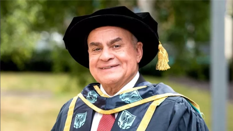 جامعة إيست لندن البريطانية تمنح الدكتور محمود هاشم الدكتوراه الفخرية تقديرا لابتكاراته في مكافحة الملاريا