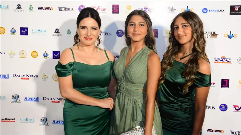 فساتين قصيرة.. ميرنا وليد تثير الجدل مع ابنتيها | شاهد