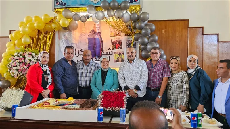 العاملون بالعجمي يودعون سكرتير عام الحي بالدموع والورود
