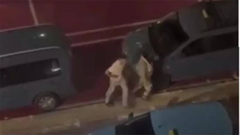 أجبرها على ركوب السيارة.. فيديو اختطاف فتاة وسط الشارع يثير ضجة | شاهد