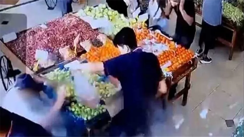 مشاهد تحبس الأنفاس.. لحظة انفجار أجهزة بيجر في عناصر حزب الله | فيديو