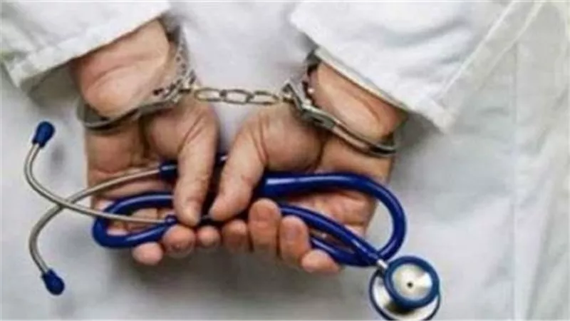 مقطع صوتي فضحهما.. القصة الكاملة للقبض على طيبين تحرشا بالمريضات في الأقصر