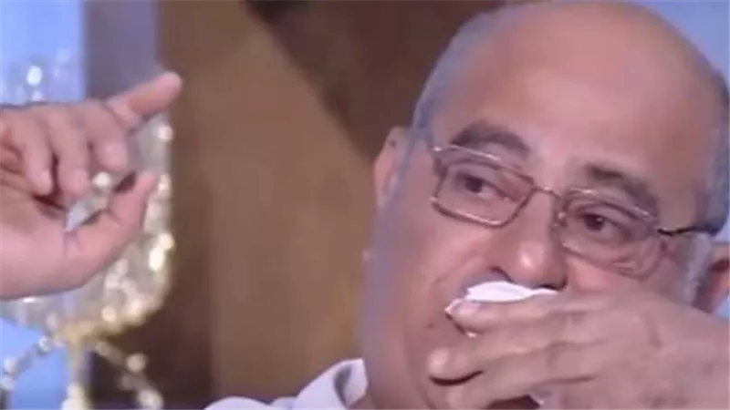 انهار بالبكاء بسبب مرضها..آخر ما قاله إسماعيل فرغلي عن زوجته قبل وفاتها | فيديو