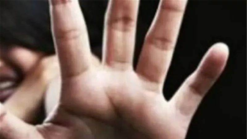 دخل عليها بسلاح أبيض.. تفاصيل القبض على المتهم بالاعتداء على سيدة بمنزلها بالإسكندرية 