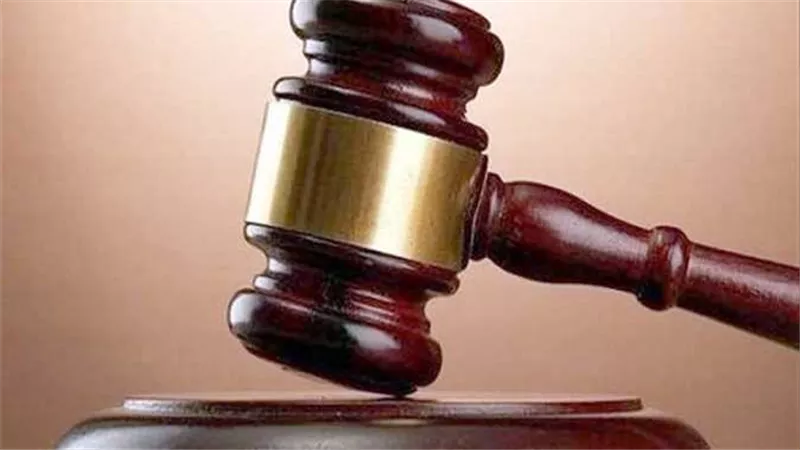 المتهم بقتل رجل عربي الجنسية يمثل جريمته: «كان بخيلًا معي فقررت الانتقام»