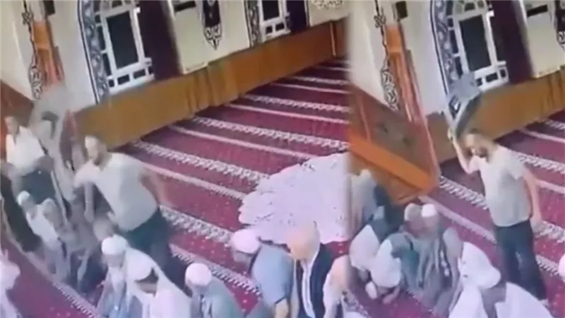 ضرب مبرح.. لقطات صادمة لاعتداء شخص على إمام مسجد أثناء الصلاة | شاهد