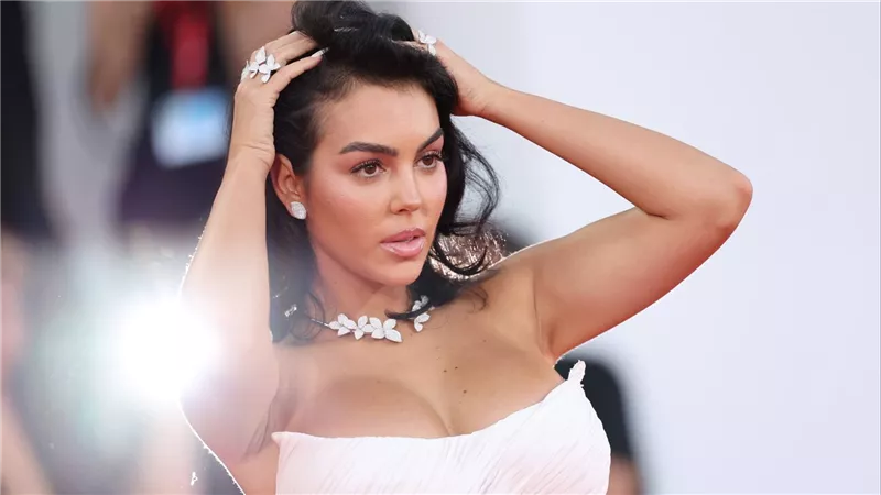 أسود جريء.. جورجينا تشعل السوشيال ميديا بجلسة تصوير جديدة | شاهد