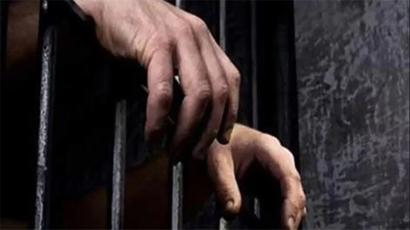 فصله مديره من العمل فأشعل النيران بالمصنع.. قرار عاجل من النيابة بشأن المتهمين