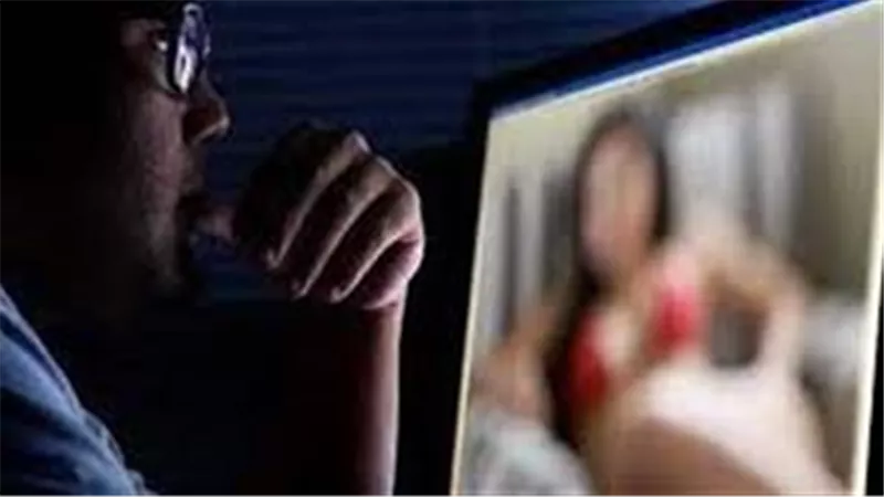 سرق صورها الخاصة.. تفاصيل التحقيق مع موظف بنك شهير ابتز عميلة بالدقي