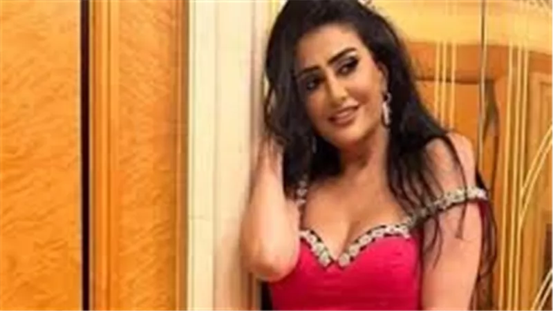 فستان غريب.. غادة عبدالرازق تشعل السوشيال ميديا | شاهد