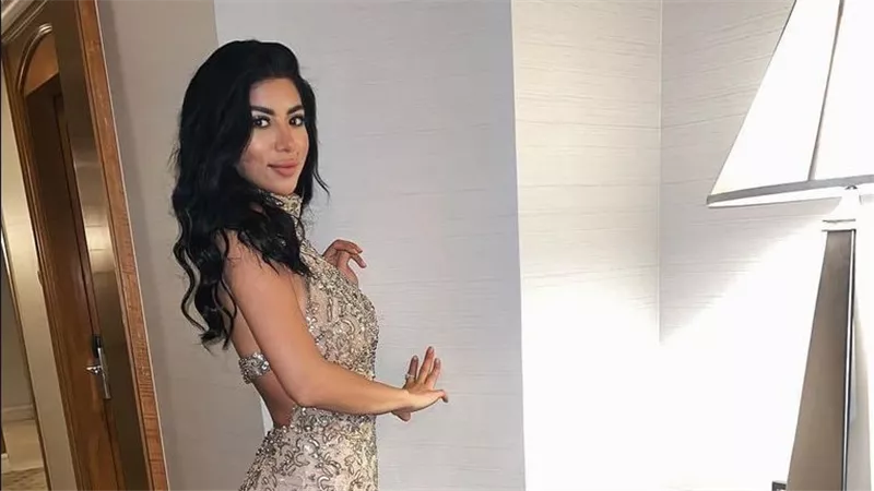 كاجوال جريء.. كارولين عزمي تثير ضجة بهذه الإطلالة | شاهد