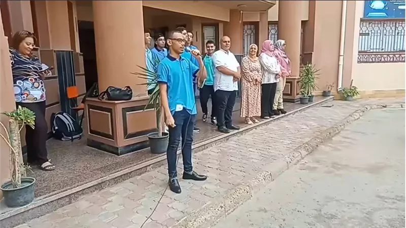 حكاية الفيديو المثير الجدل لطالب يردد النشيد الوطني بالإنجليزية | شاهد