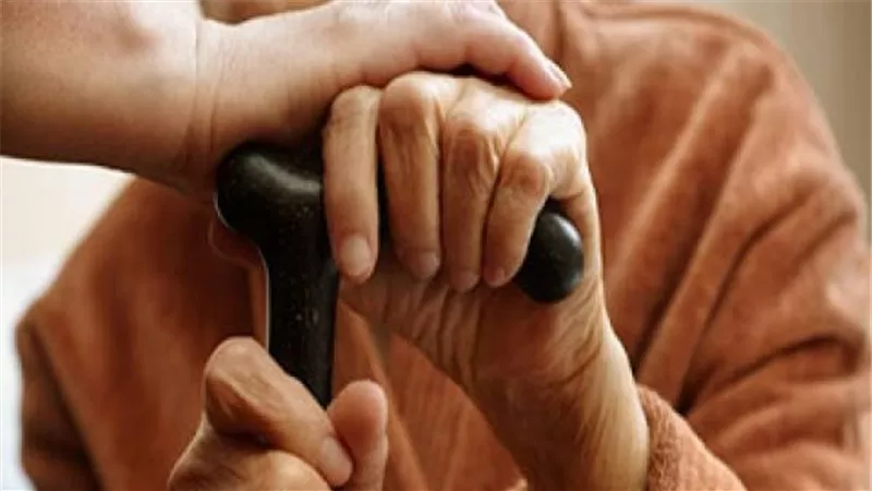 استغاثة تنقذ حياة سيدة مسنة.. الأمن يتدخل بسرعة وينقلها للمستشفى