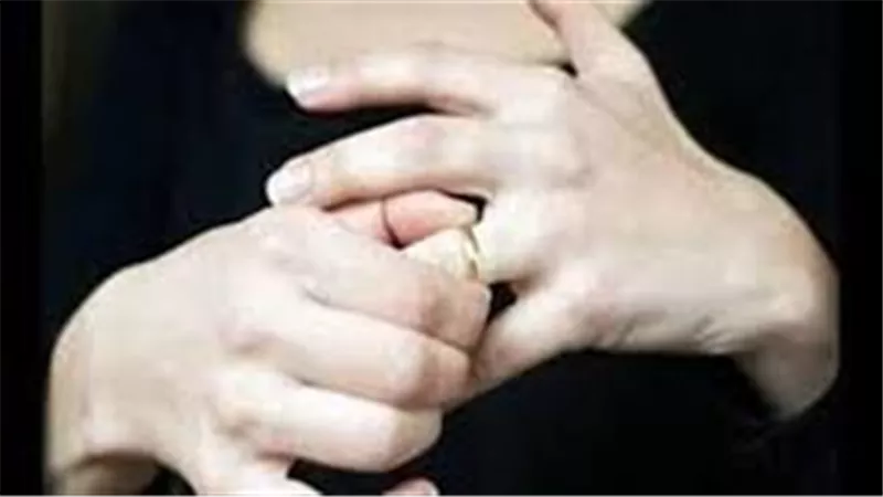 بينزل الفجر يستنى جارتنا عشان يوصلها للجامعة.. عزيزة تطلب خلع زوجها في محكمة الأسرة