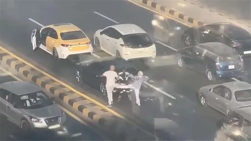 فيديو يثير ضجة.. فتاة تعتدي على سائق تاكسي أمام شرطي وتخلع لوحة سيارته | فيديو