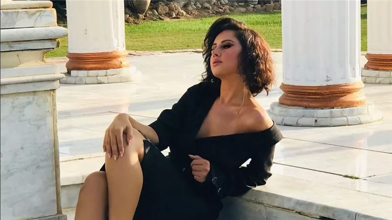 طفلة صغيرة.. ياسمين رئيس تثير الجدل بجامب سوت | شاهد