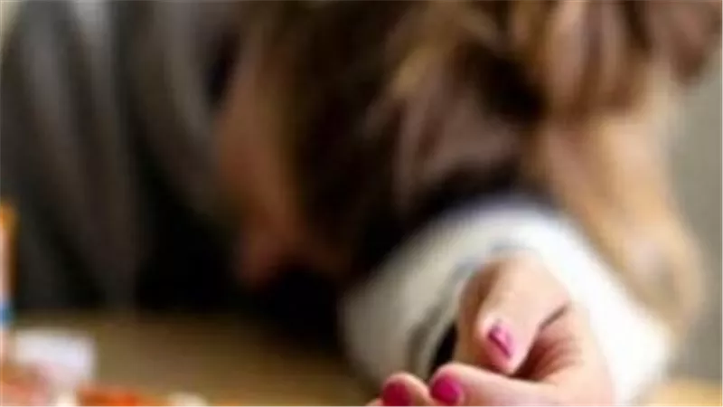 خطأ كاد يكلفها حياتها.. مادة سامة تهدد حياة طفلة بأطفيح