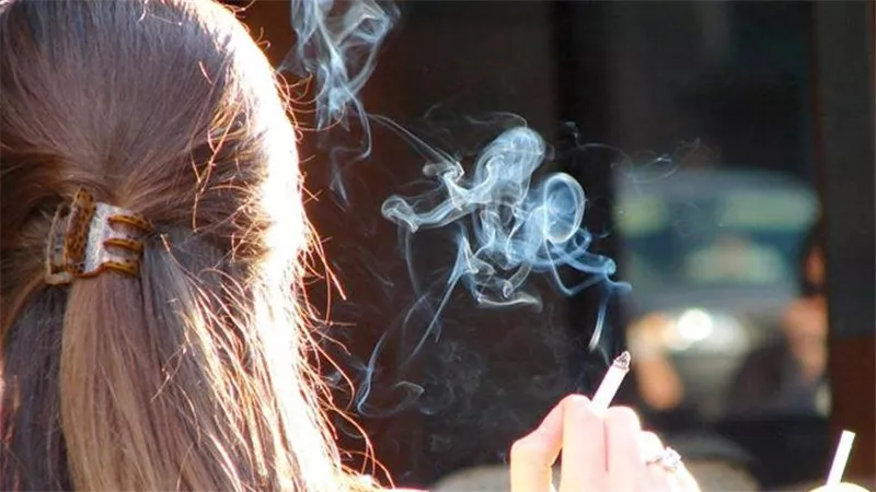 بتسرق السجائر من العلبة وتحلف كدب.. هشام يطلب تطليق زوجته في محكمة الأسرة
