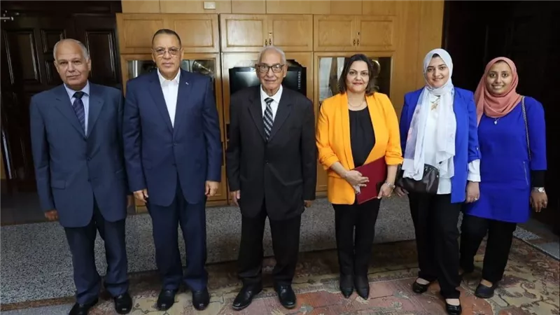كلية الإعلام بجامعة 6 أكتوبر تكرم الدكتور علي عجوة