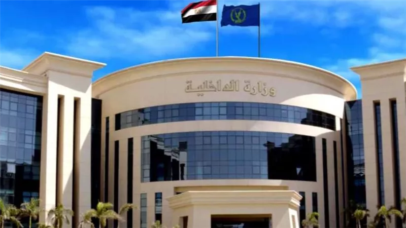 بسبب جريمة قتل.. الداخلية تكشف حقيقة فيديو تجمع مواطنين أمام قسم شرطة الواحات