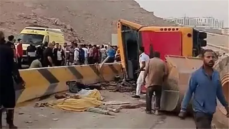 اللحظات الأولى لاستخراج جثث الطلاب في حادث طريق الجلالة | فيديو