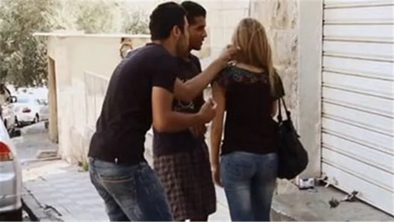 تفاصيل القبض على طالبين تحـ ـرشا بموظفة ومدرسة في باب الشعرية