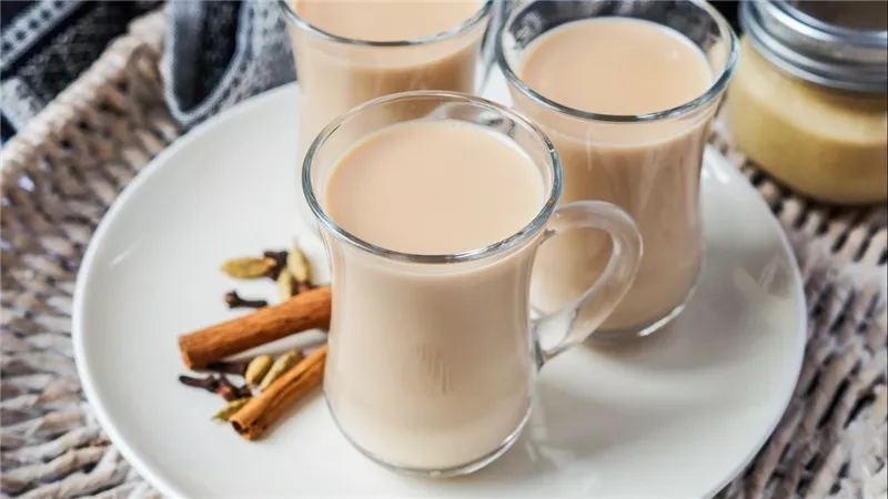 هل أنت منهم؟.. هؤلاء الأشخاص عليهم التقليل من الشاي باللبن