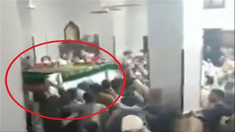 صرخ داخل النعش.. حكاية مسن عاد للحياة أثناء تشييع جنازته