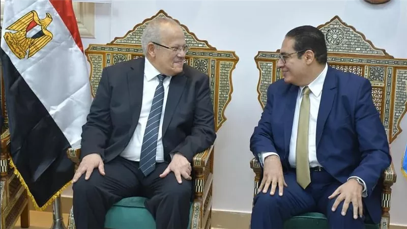 الخشت يهنئ الدكتور محمد سامي لصدور قرار جمهوري بتعيينه رئيسًا لجامعة القاهرة