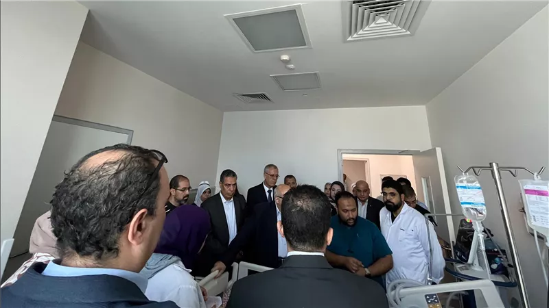 حادث أتوبيس جامعة الجلالة.. وفد من قيادات التعليم العالي يزور المصابين (صور)