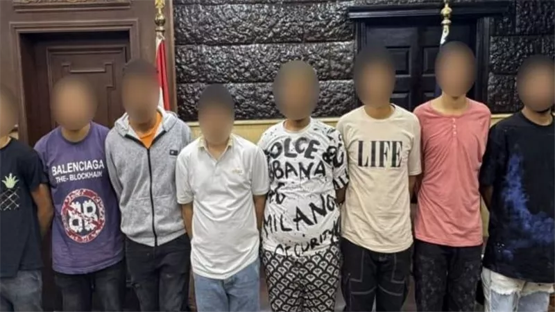 ضربوه بالقلم قدام صاحبته.. تفاصيل القبض على 8 متهمين صفعوا شخصًا بالزمالك