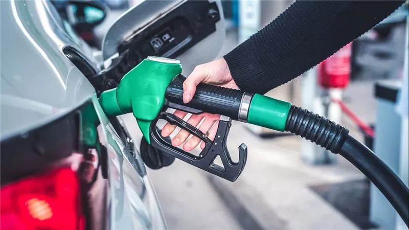 لماذا رفعت الحكومة أسعار البنزين والسولار اليوم؟
