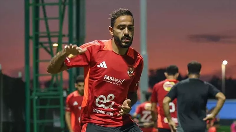 جايلك بالشراب.. موقف طريف بين كهربا ومشجعي الأهلي بالإمارات قبل السوبر المصري | فيديو