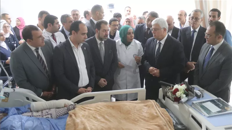 وزير التعليم العالي يزور الطلاب المصابين في حادث أتوبيس الجلالة (صور)