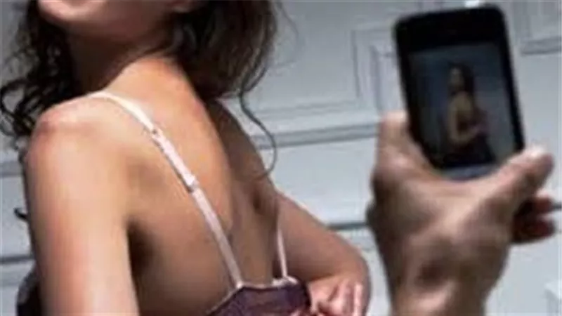 صوّرها عارية وصرخة أنقذتها.. مفاجأة في هاتف عامل الإسكندرية تقوده للسجن