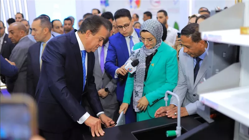 وزير الصحة يستعرض مشروع تصنيع كبسولات العمليات الجراحية بمكونات محلية 100%