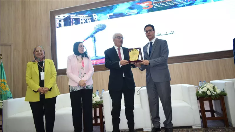رئيس جامعة الريادة يعرض رؤية شاملة حول مستقبل الدراسات العليا في العلوم الإنسانية