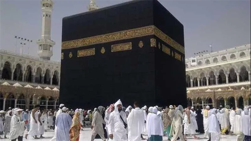 بعد الضوابط الجديدة.. هل تمنع بعض السيدات من أداء الحج أو العمرة دون تصريح سفر مسبق؟