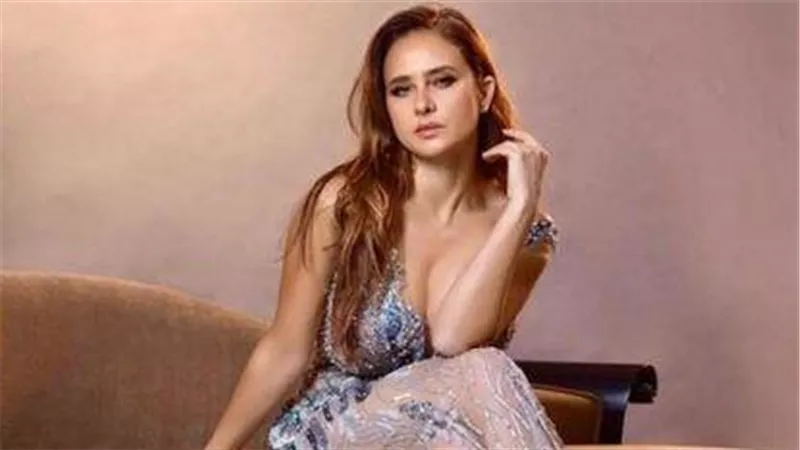 بطن مكشوف.. نيللي كريم تشعل السوشيال ميديا بهذه الإطلالة | شاهد