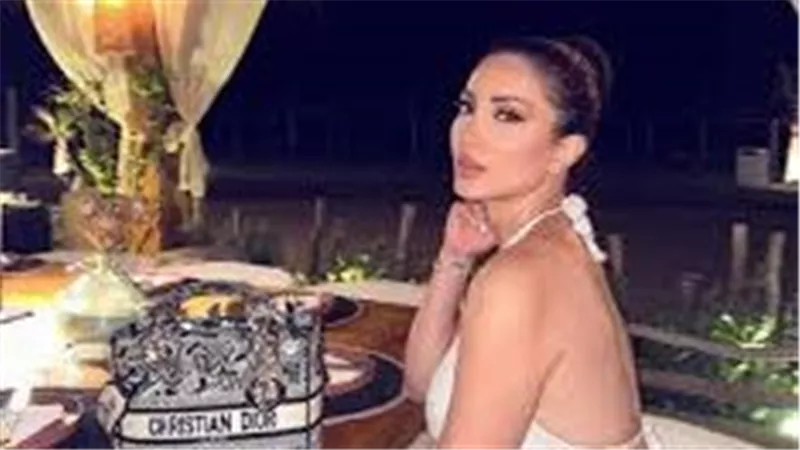 ملابس ملفتة.. نسرين طافش تستعرض رشاقتها بهذه الإطلالة | شاهد 