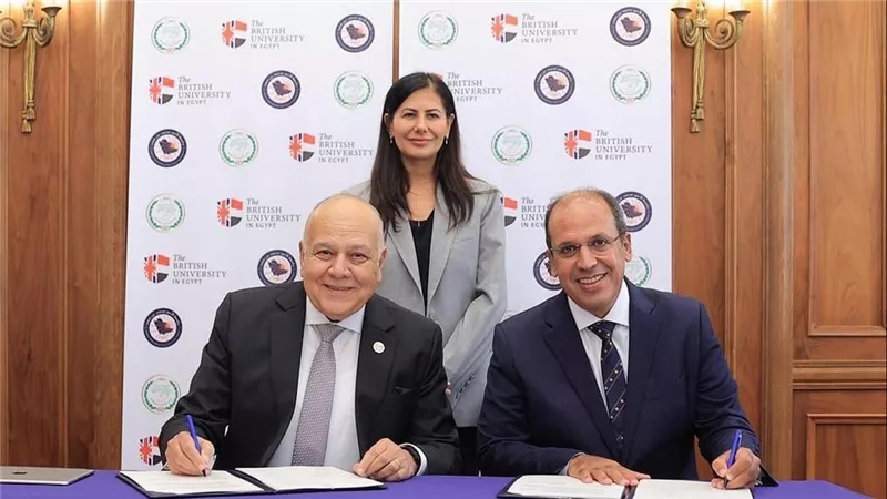 الجامعة البريطانية توقع عقد تمويل بحثي مع اتحاد الجامعات العربية (صور)