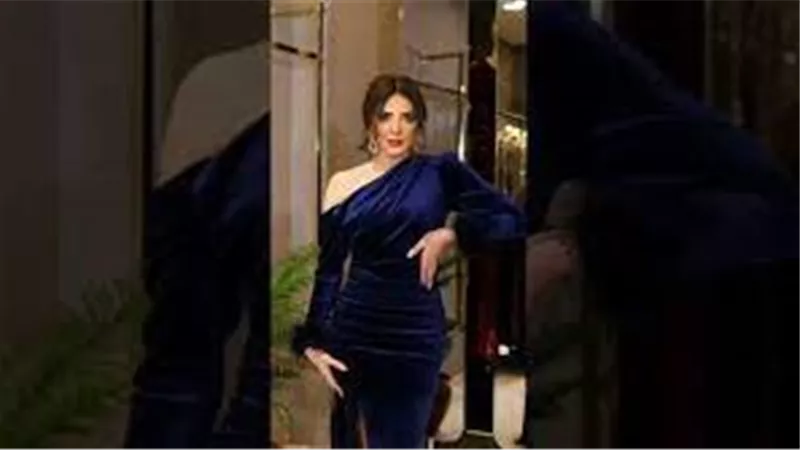 بشراب شفاف.. حورية فرغلى تثير الجدل بهذه الإطلالة | شاهد