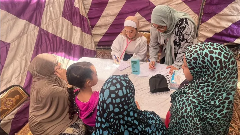 جامعة 6 أكتوبر تطلق قافلة طبية بمركز الصف بالجيزة (صور)